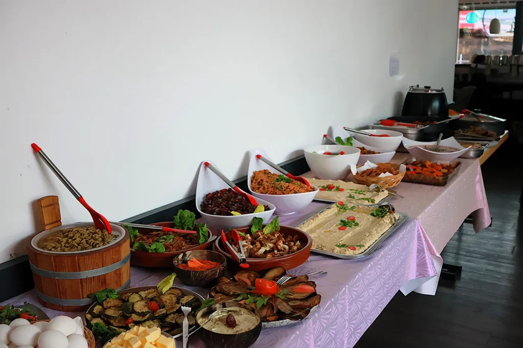 Angerichtetes Buffet mit Salaten, gegrilltem Gemüse etc.