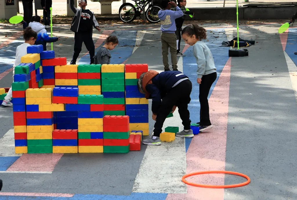 Kinder spielen mit übergroßen Lego-Bausteinen