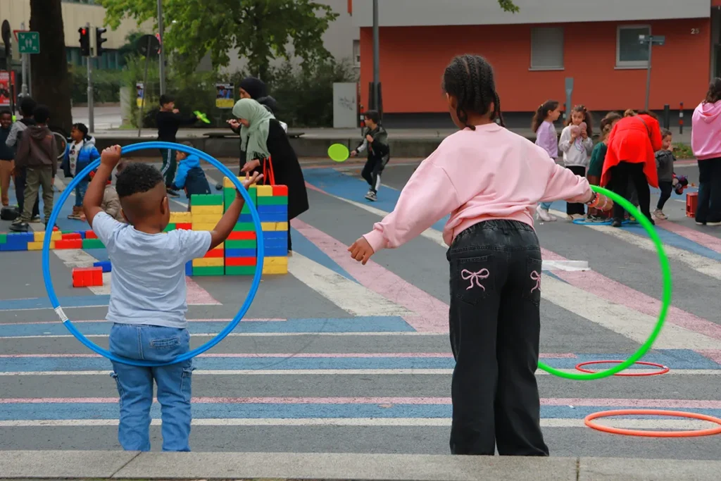 Kinder spielen mit Hula Hoop Reifen